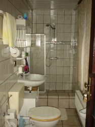 Weyhausen Zimmervermietung-Ferienwohnung Uwe R�hmkorff: Bad 2: Erdgescho�