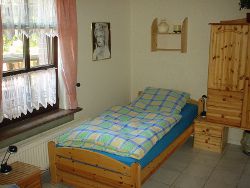 Weyhausen Zimmervermietung-Ferienwohnung Uwe R�hmkorff: Dreibettzimmer: Erdgescho�