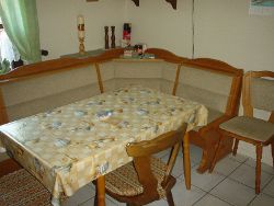 Weyhausen Zimmervermietung-Ferienwohnung Uwe R�hmkorff: Eckbank K�che: Erdgescho�