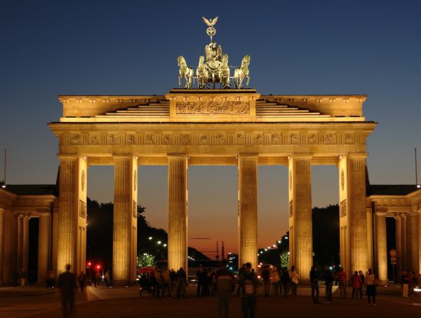 Foto das Brandenburger Tor in Berlin, erleuchtet in der Nacht