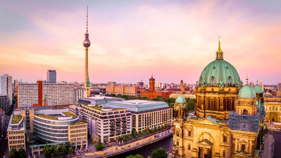 Stadtpanorama von Berlin: Vorn der Berliner Dom, dahinter Rotes Rathaus und Fernsehturm