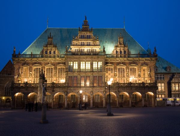 Foto das Rathaus in Bremen, erleuchtet bei Nacht