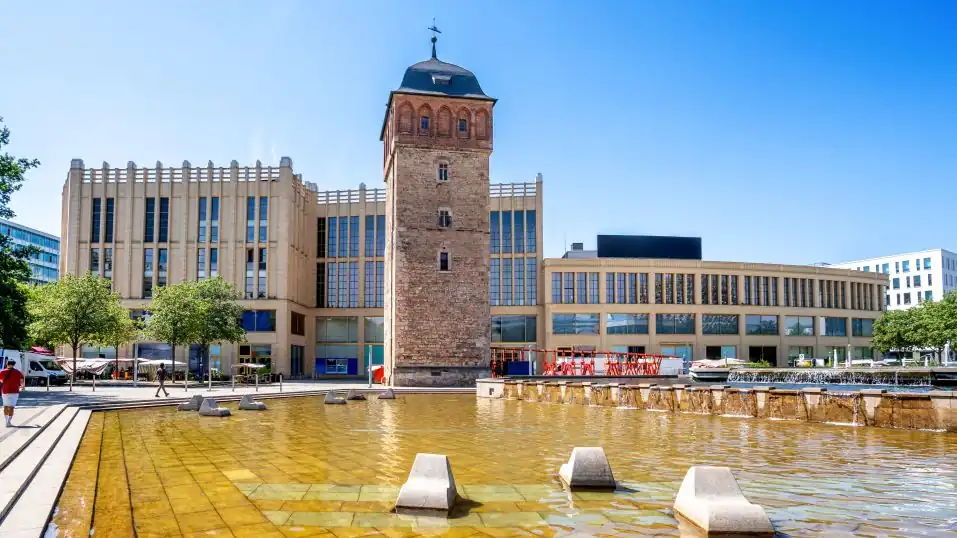 der Rote Turm, das Wahrzeichen von Chemnitz, davor der Brunnen an der Stadthalle
