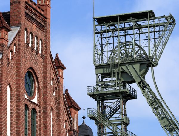 Zeche Zollern in Dortmund, Blick auf Werkstattgebäude und Fördergerüst
