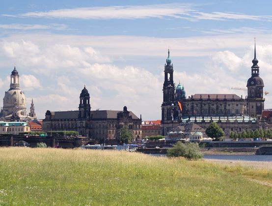 Foto Panorama Dresden an der Elbe, mit Frauenkirche, Hofkirche, Schlossturm und Landtag