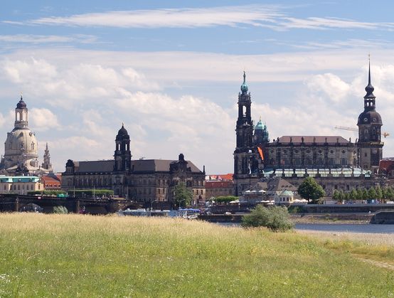 Panorama Dresden, Canaletto-Blick über die Elbwiesen auf Frauenkirche, Hofkirche und Schloss