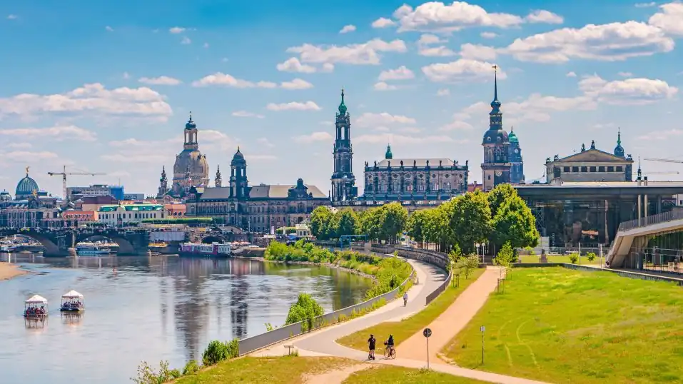 Panorama Dresden an der Elbe, mit Frauenkirche, Hofkirche, Schlossturm und Landtag