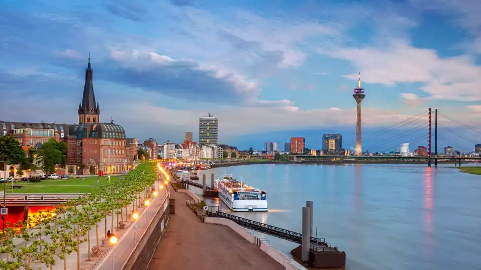 Düsseldorf am Rhein: links Rheinuferpromenade mit Anlegestellen, rechts Rheinturm & Rheinkniebrücke