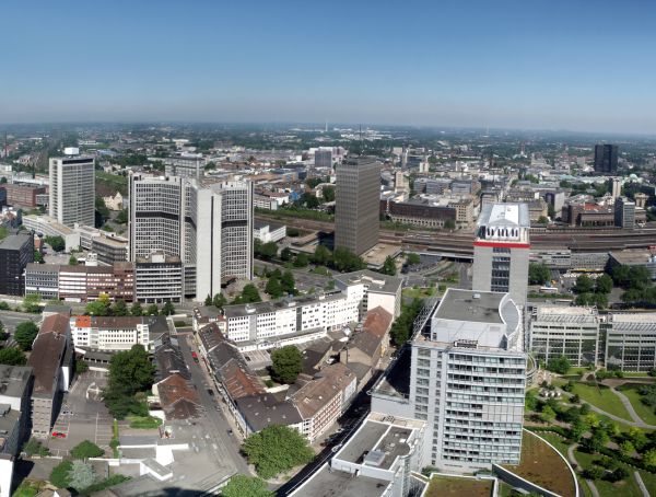 Foto Rellinghauser Straße in Essen, links das RWE-Hochhaus, rechts das RAG-Haus, hinten der Hauptbahnhof