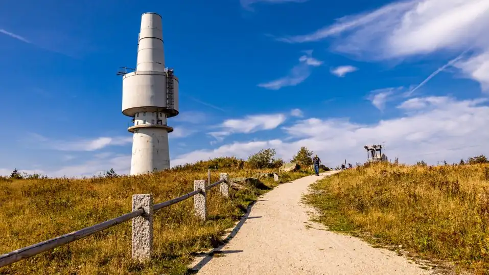 Wanderweg auf dem Gipfel des Schneebergs im Fichtelgebirge, links der markante Fernmeldeturm