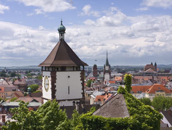 die Dächer von Freiburg im Breisgau, im Vordergrund das Schwabentor, weiter dahinter das Martinstor