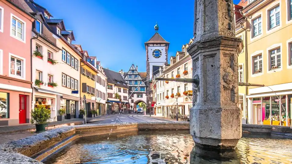 Altstadt von Freiburg im Breisgau, Blick vom Oberlindenbrunnen zum Schwabentor