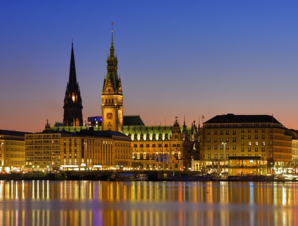 Hamburg bei Nacht, Blick über die Binnenalster zum Rathaus