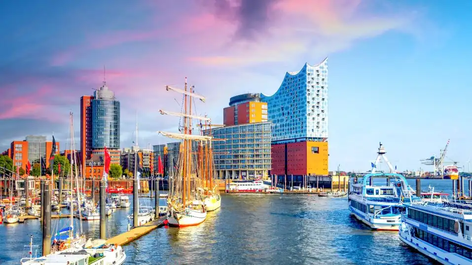 Hamburger Hafen, Blick von der Überseebrücke zur Elbphilharmonie, im Vordergrund Schiffe am Kai