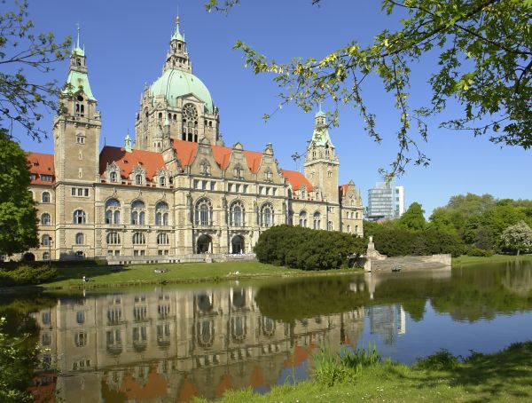 Das Neue Rathaus in Hannover bei schönem Wetter, davor der Maschteich