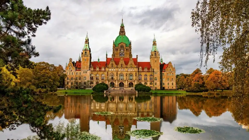 Blick über den Maschteich zum Neuen Rathaus Hannover, an den Seiten herbstliche Bäume