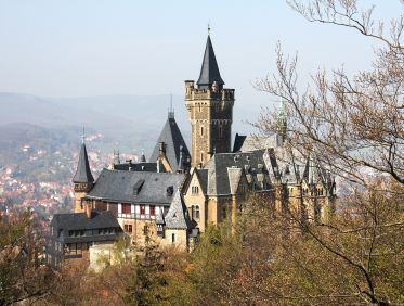 Das Schloss Wernigerode im Harz, dahinter im Tal die Stadt
