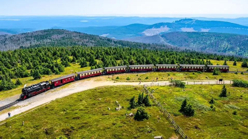 Blick über die Wälder im Harz, im Vordergrund die Brokenbahn