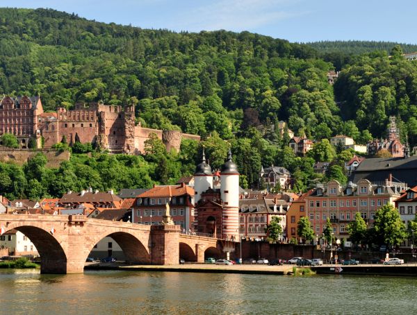 Foto Blick über den Neckar zur Altstadt Heidelberg, links die Alte Brücke, darüber das Schloss