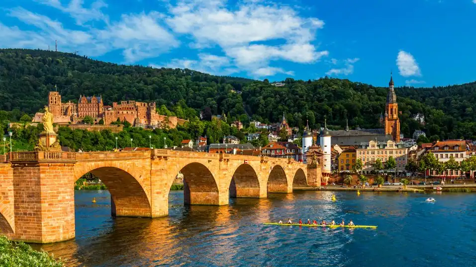Blick nach Heidelberg, im Vordergrund die Alte Brücke, links das Schloss und rechts die Altstadt