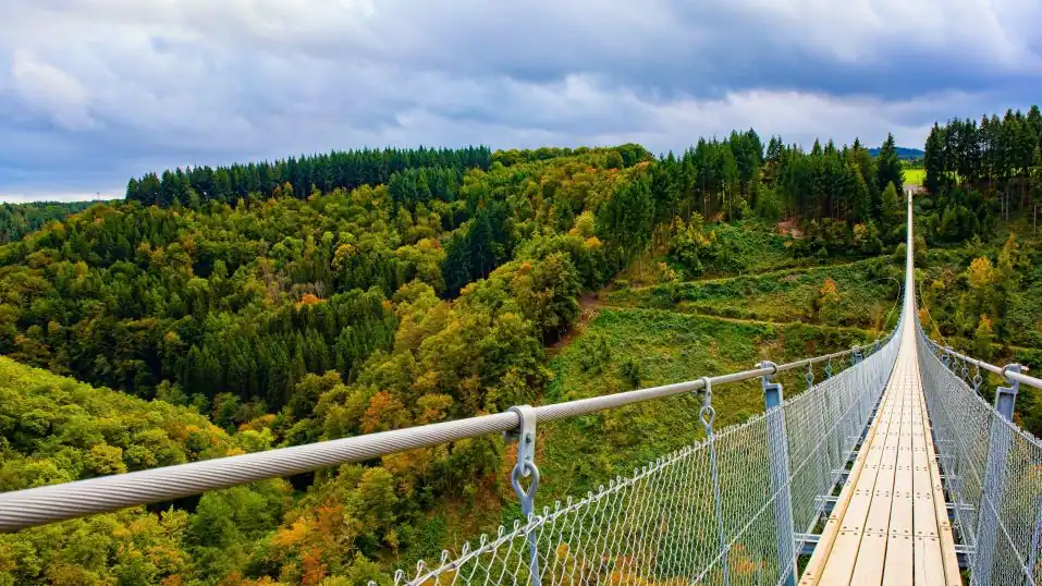 die große Geierlay-Hängeseilbrücke im Hunsrück an einem Herbsttag