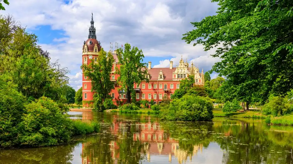 Blick über den Schlossteich auf das Schloss Muskau am Fürst-Pückler-Park in der Lausitz