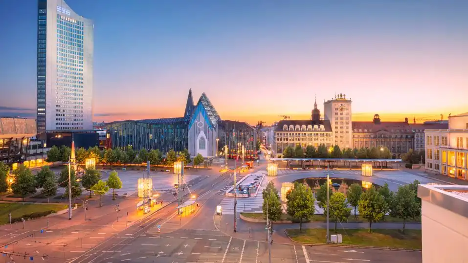 der Augustusplatz in Leipzig, links der Steile Zahn, mittig das Uni-Paulinum, rechts die Oper