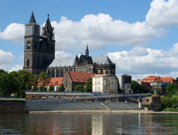 Der Magdeburger Dom an der Elbe, im Vordergrund die Elbtreppen Magdeburg