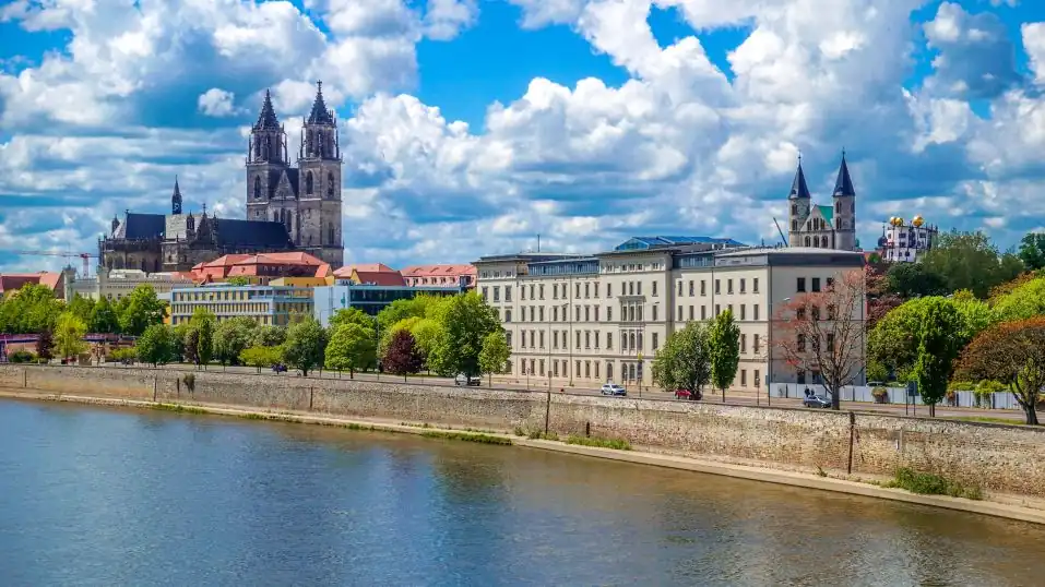 Blick über die Elbe auf das Schleinufer von Magdeburg, links der Dom, das Wahrzeichen der Stadt