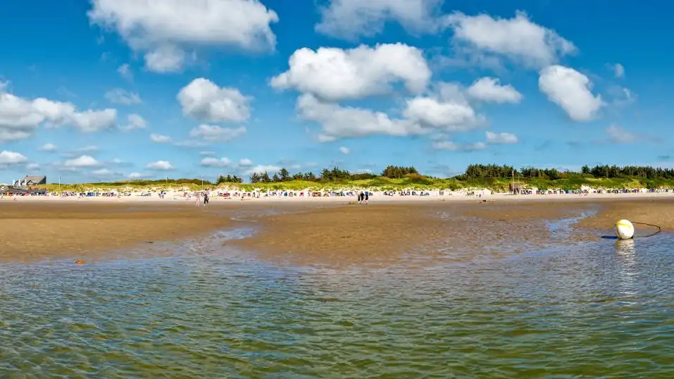 die Nordsee bei Utersum auf Föhr, im Hintergrund ein Sandstrand mit Strandkörben