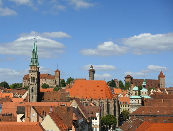 Blick über die Altstadt von Nürnberg hin zur Nürnberger Burg, im Vordergrund die Kirche St. Lorenz