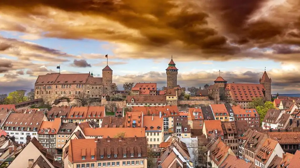 Nürnberg - Blick über die Altstadt zur Doppelburg, links die Kaiserburg, rechts die Burggrafenburg