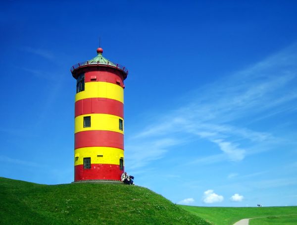 Foto der Pilsumer Leuchtturm in Ostfriesland unter strahlend blauem Himmel