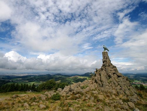 Foto Gipfel der Wasserkuppe in der Rhön, rechts das Fliegerdenkmal