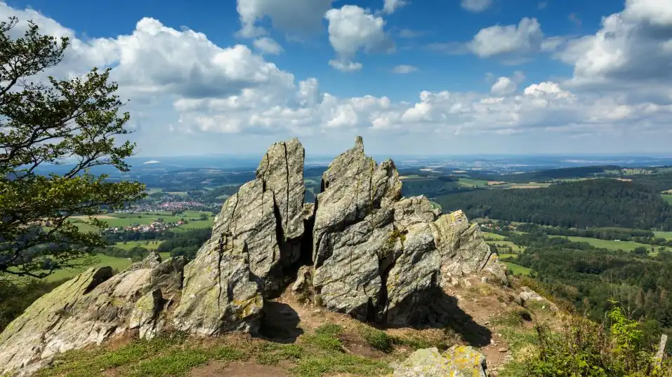 Blick über Felsen an der Wasserkuppe auf die Landschaft der Rhön