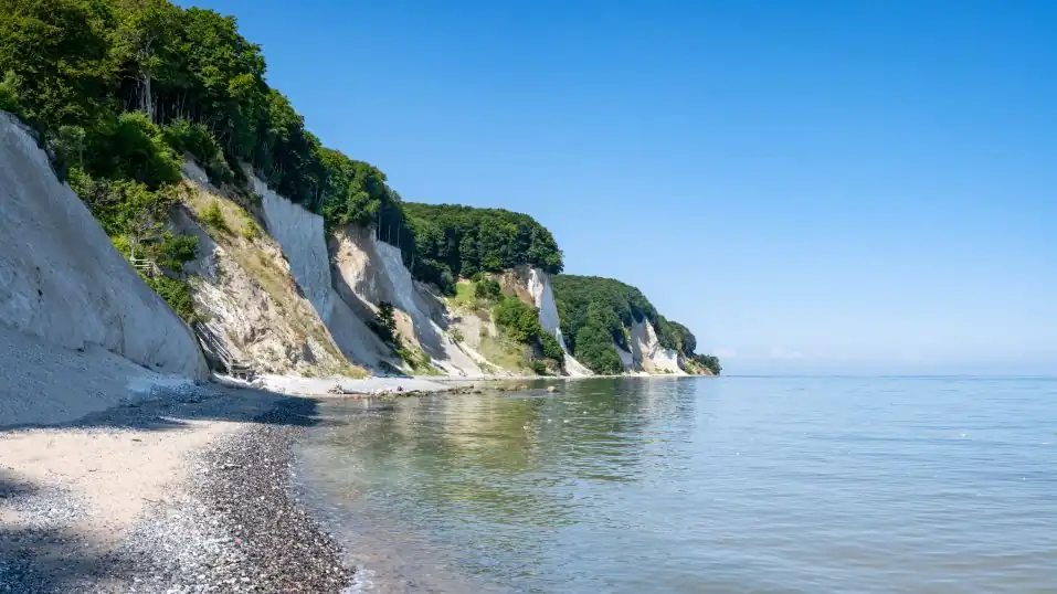 links die bekannten weißen Kreidefelsen auf Rügen im Nationalpark Jasmund, rechts die Ostsee