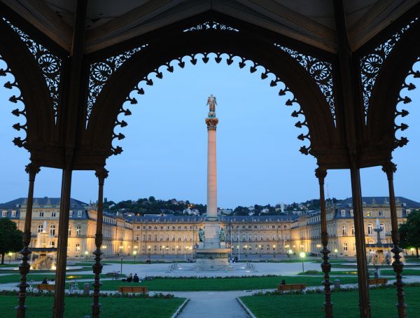 Foto das Neue Schloss in Stuttgart, Blick aus dem Pavillon auf die Jubiläumssäule, dahinter das Schloss