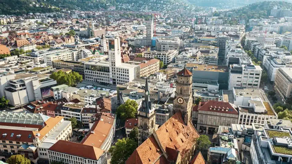 Luft-Blick auf das Zentrum von Stuttgart, vorn die Stiftskirche, links dahinter Rathaus & Marktplatz