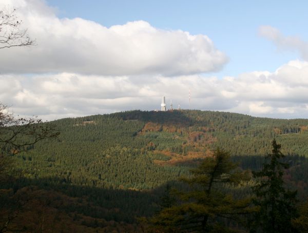 der Große Feldberg im Taunus, Blick aus der Ferne über den Wald auf die Spitze