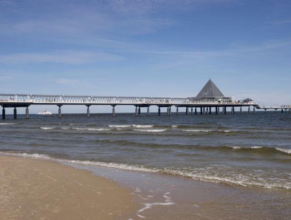 Foto die Seebrücke Heringsdorf auf Usedom, vom Strand aus gesehen