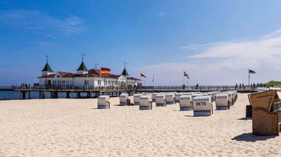 Ahlbeck auf Usedom - vorn der Sandstrand mit Strandkörben, dahinter das Restaurant auf der Seebrücke