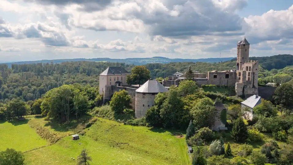 Blick über Burg Greifenstein im Westerwald, im Hintergrund Wälder