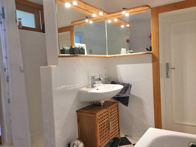 Ritterhude Pension Brighton-House: Badezimmer mit Dusche, Badewanne, Waschmaschine und Föhn