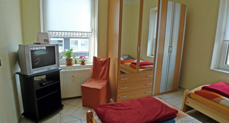 Krefeld Monteurzimmer Sankt-Anton-Str.: Schlafzimmer mit TV