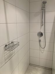 WC-Bad Wanne mit Duschwand